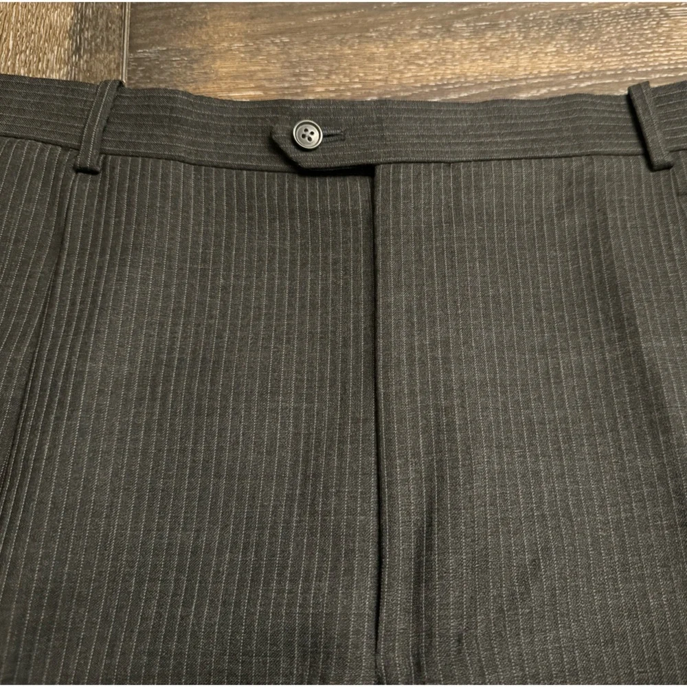 Linea Uomo Dark Gray Pinstripe 2pc Suit Size 44L